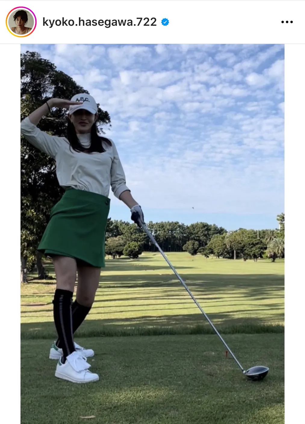 長谷川京子が美脚あらわなスカートを着用してゴルフを楽しむ