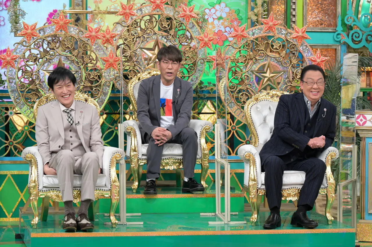 「春光戦」予選を見守る梅沢富美男(右)、千原ジュニア(左)、藤本敏史(中央)