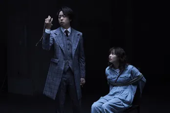 広瀬すず“アンナ”のそばで、櫻井翔”風真”が冷酷なまなざしを見せる「映画 ネメシス 黄金螺旋の謎」新場面写真解禁