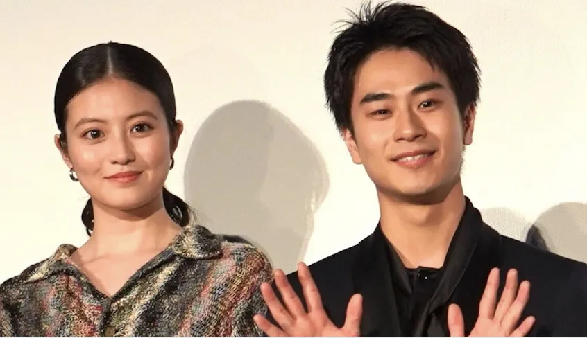 映画「わたしの幸せな結婚」初日舞台挨拶に出席した(左から)前田旺志郎