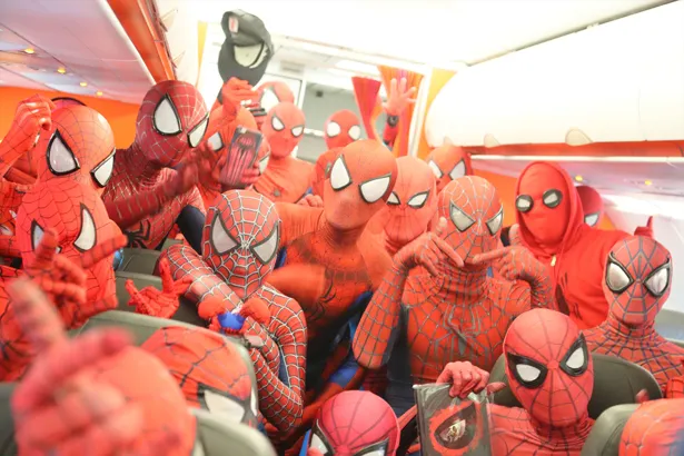 “スパイダージェット”の中にコスプレスパイダーマンが40人