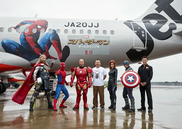バイきんぐはスパイダーマンやキャプテン・アメリカらアベンジャーズと記念撮影