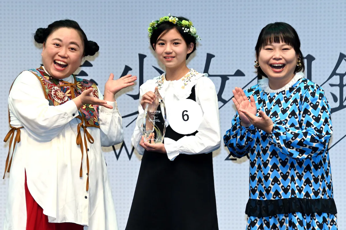 グランプリの佐々木満音さん(写真中央)と、ニッチェの江上敬子と近藤くみこ