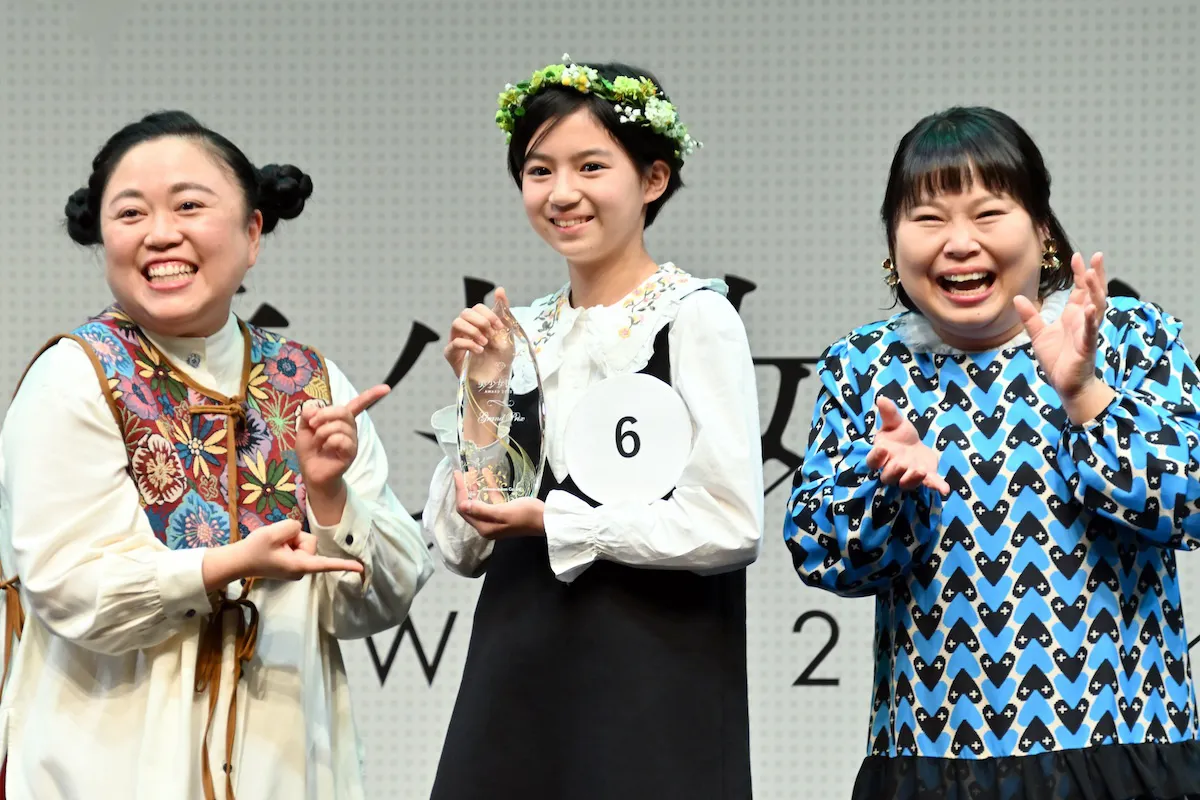 「美少女図鑑AWARD2023」グランプリ・佐々木満音さんを祝福するニッチェ