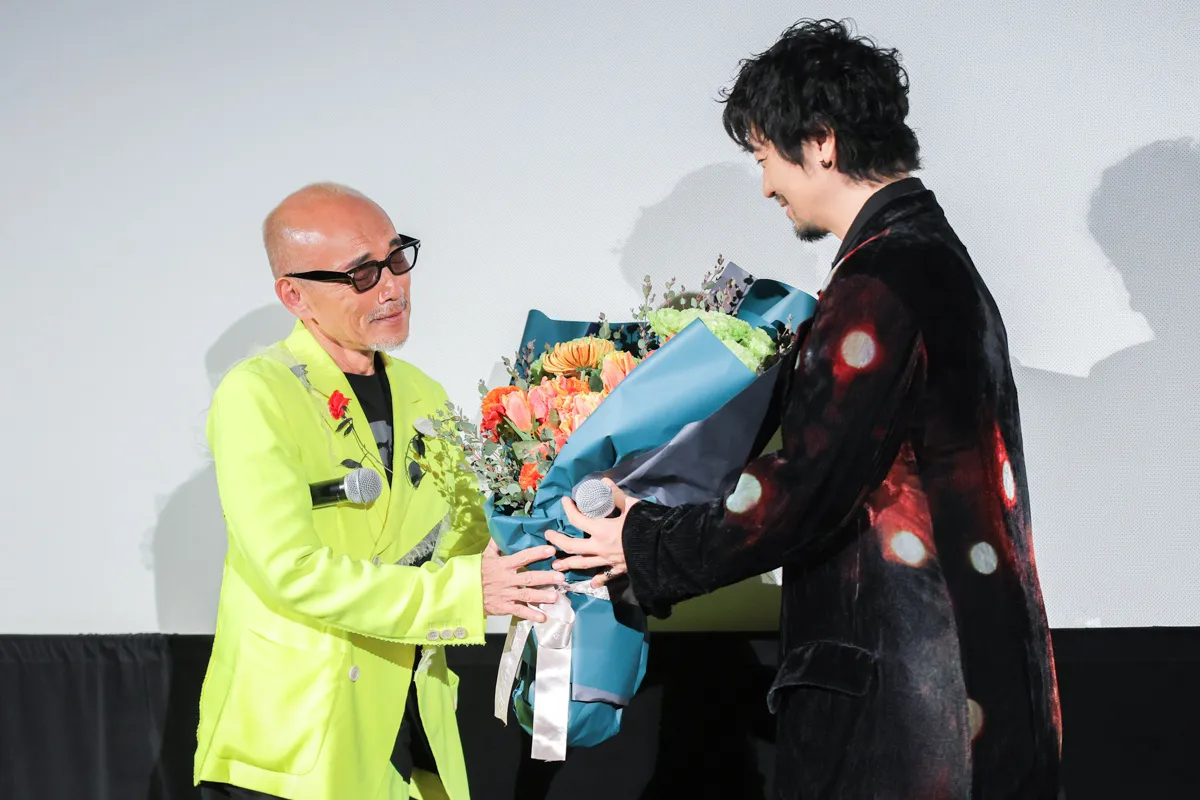 【写真】67歳の誕生日をサプライズで祝福され、斎藤工から花束を贈られる竹中直人監督