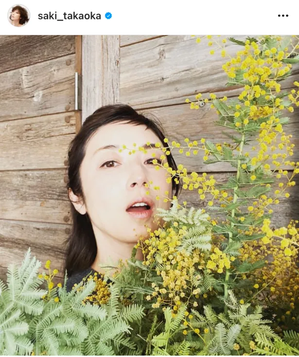 高岡早紀、ミモザの花に囲まれ少女のような姿