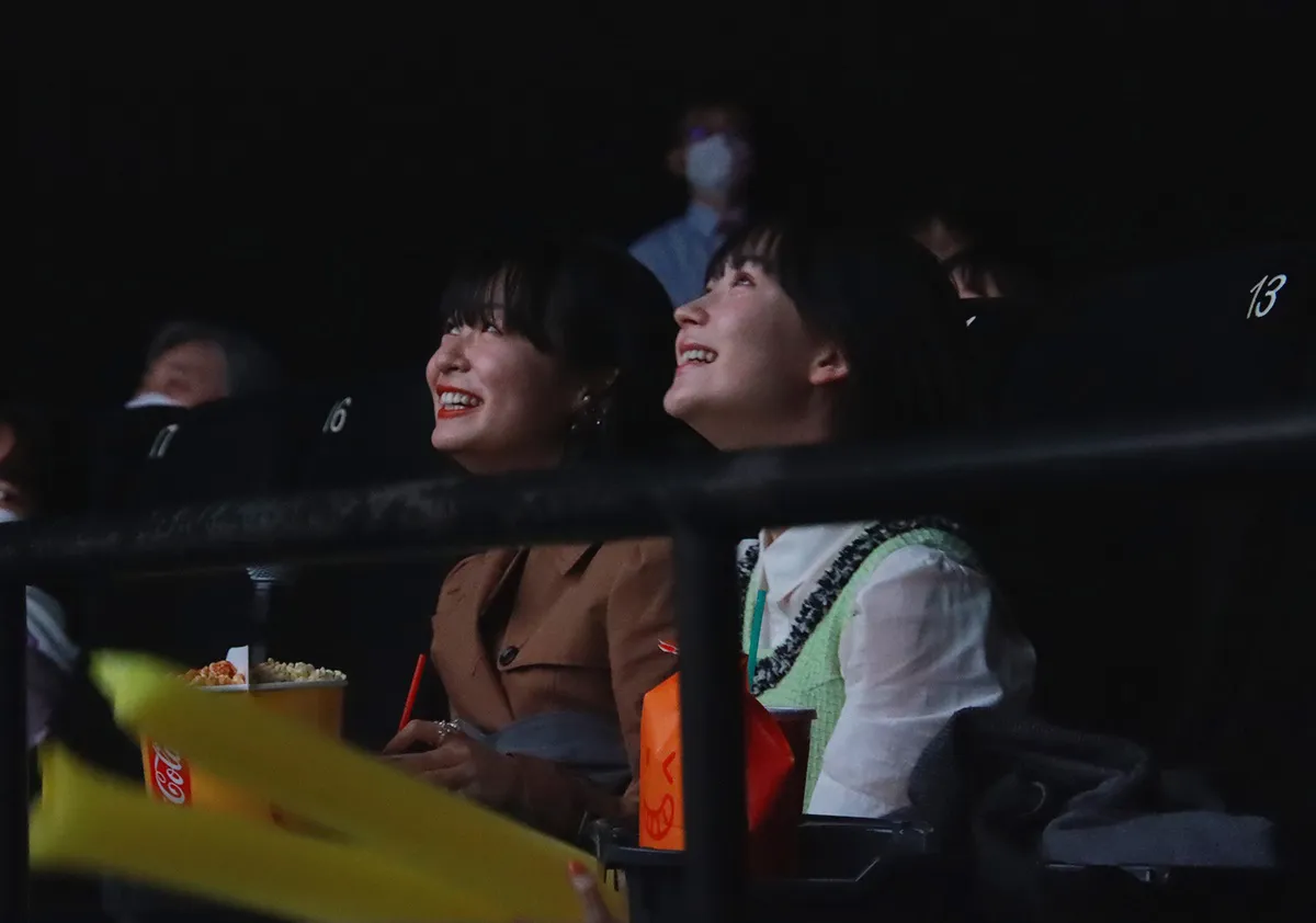 【写真】客席で応援上映を体感する畑芽育＆莉子、キラキラの笑顔でスクリーンを見上げる