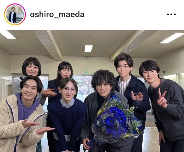 【写真】高橋文哉ら学生が北川景子と花束を持つ山田裕貴を囲んで笑顔