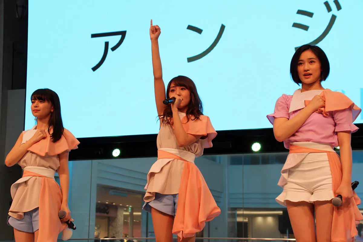 上國料萌衣、室田瑞希、佐々木莉佳子の3人のボーカルがしっとりと歌い上げる「ナミダイロノケツイ」。残る5人がバレエのような緩やかでしなやかなダンスで曲を彩る
