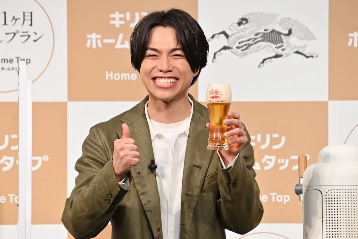 【写真】上手にサーバーでビールを注げて笑顔になる重岡大毅