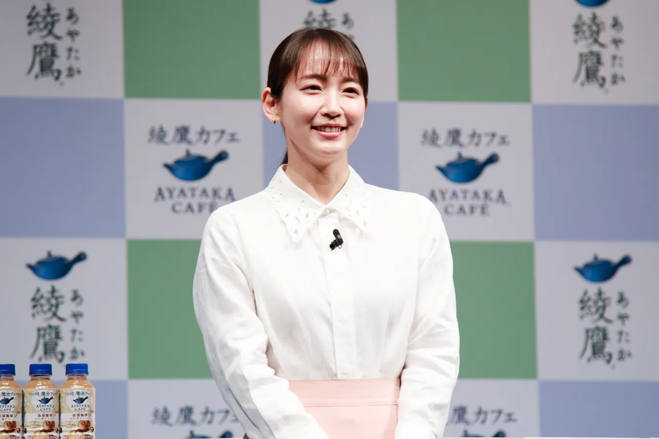 吉岡里帆が「綾鷹カフェ」新製品発表会に参加