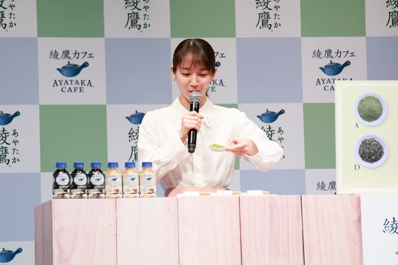 「綾鷹カフェ」新製品発表会に参加した吉岡里帆