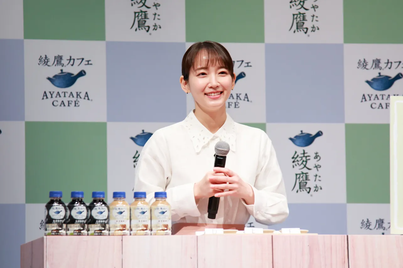 「綾鷹カフェ」新製品発表会に参加した吉岡里帆