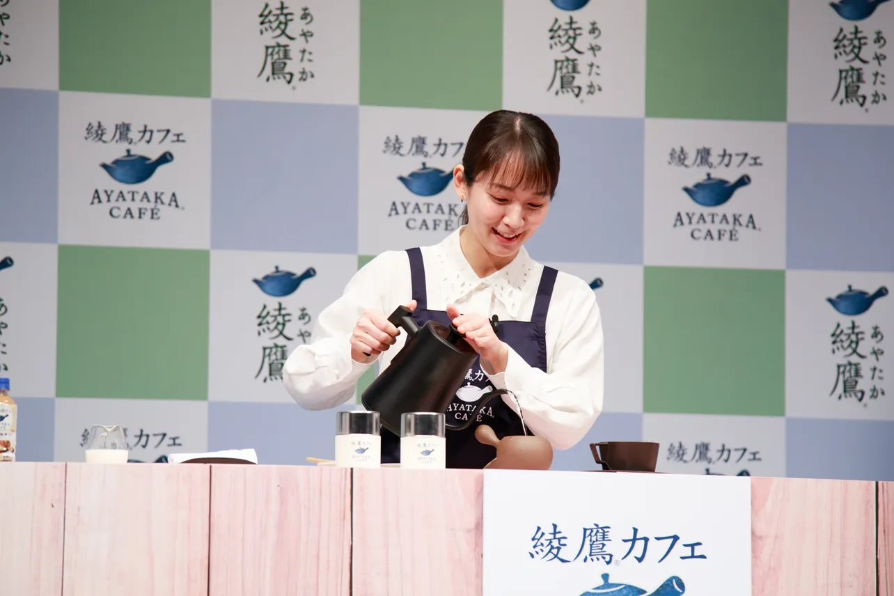 「綾鷹カフェ」新製品発表会に参加した吉岡里帆