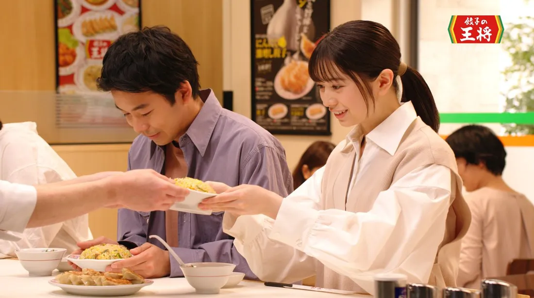 【写真】餃子とチャーハンが待ちきれない仲野太賀と桜田ひより