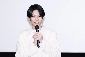 萩原利久、八木勇征への写真集お渡しカットに「ゆせうれしそう」「ゆせりくコンビ最強」とファン歓喜＜美しい彼＞