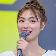 “圧倒的美脚!”…内田理央、自由の女神コスチュームのオフショット公開に「少女漫画からそのまま出てきたかわいさ」の声