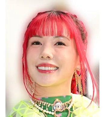 仲里依紗、“最強すぎる”…ド派手な細眉メイクでファンを魅了「ユニコーンみたい」