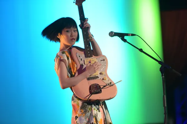 歌手・Reiが披露する圧倒的なギタープレイとボーカルにタイの観客は“ノリノリ”