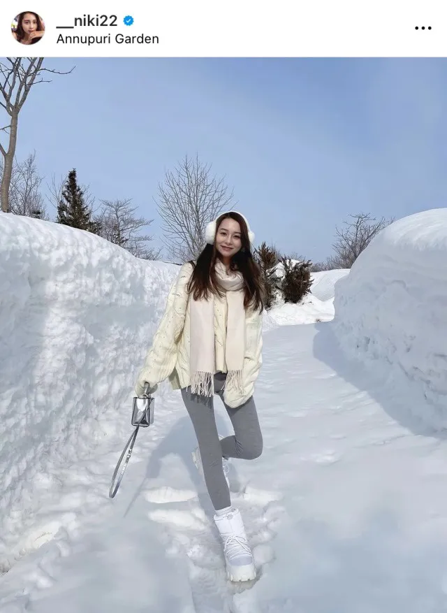 Niki、タイトパンツで際立つ美脚…“スタイル良すぎ”な雪コーデ