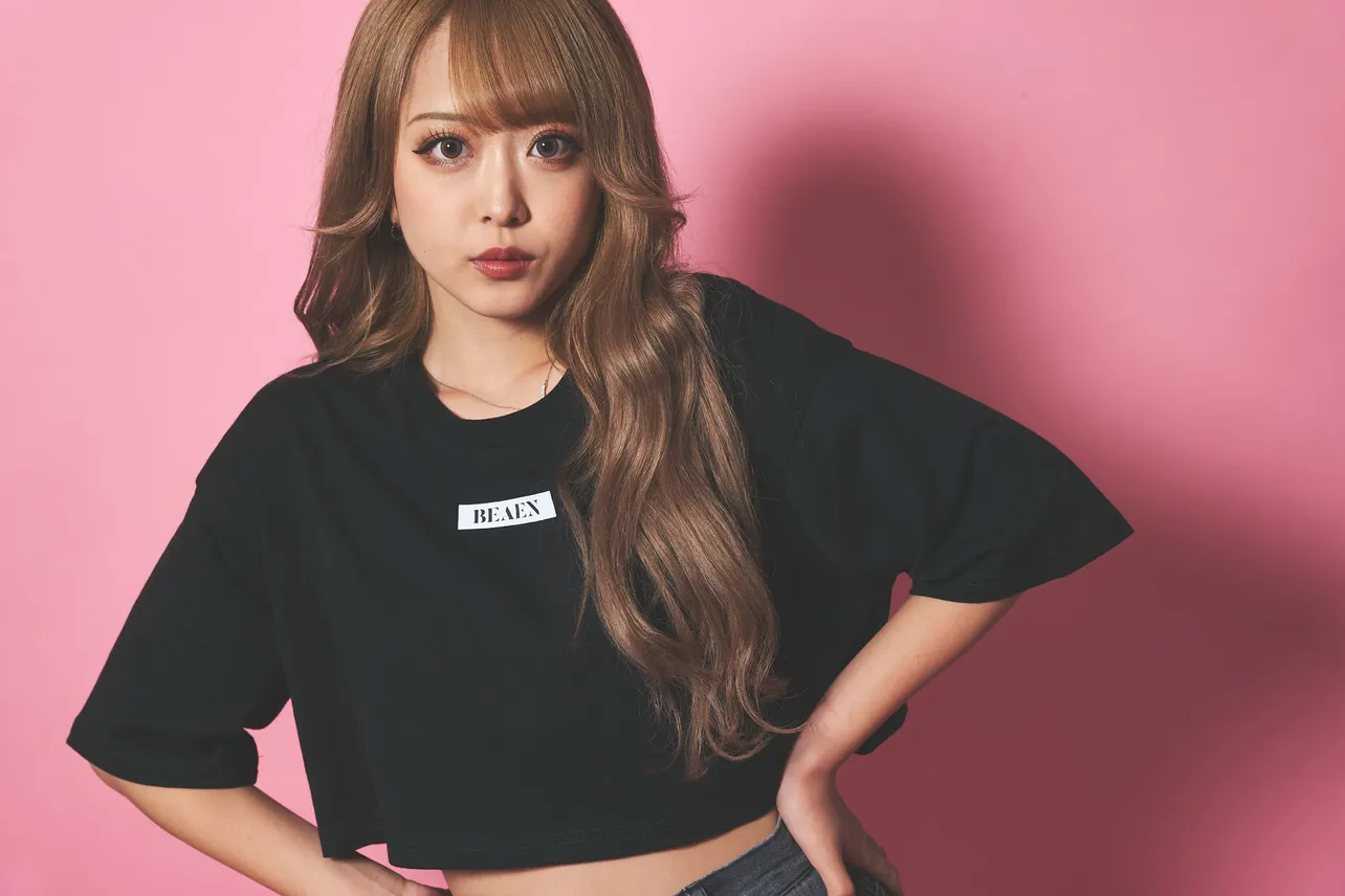 【写真】お腹出しミニTシャツがかわいい“口喧嘩最強ギャル”みりちゃむ