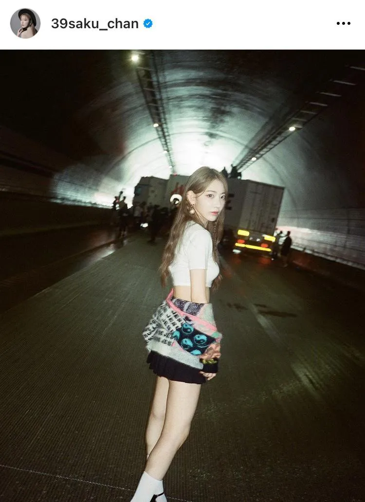 画像・写真 正に“日本の美”…宮脇咲良、パーカーを被り唇に指をあてて