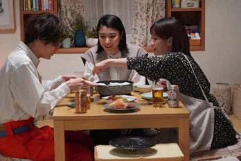 前田敦子、成海璃子、塩野瑛久がごはんを囲む姿など、場面写真複数解禁 主題歌&エンディング楽曲も決定<かしましめし>