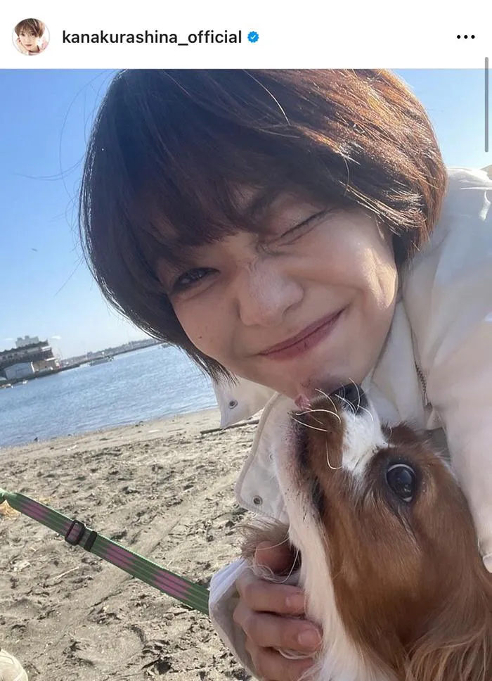 【写真】犬とたわむれる倉科カナ