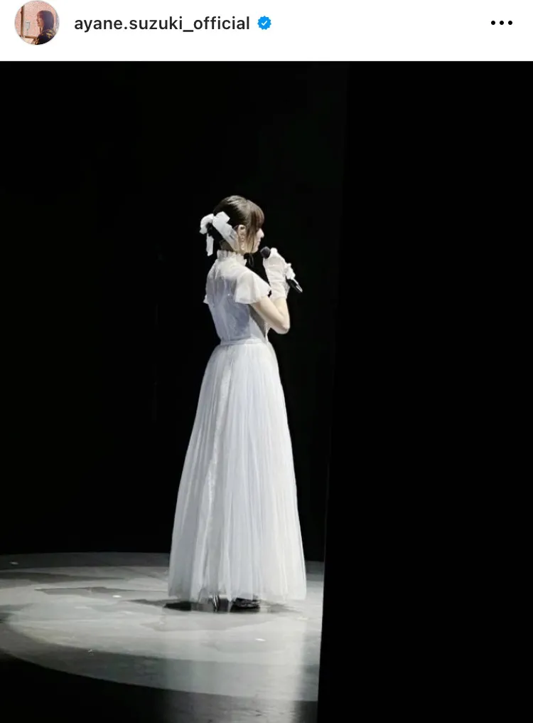 舞台袖から撮影された卒業セレモニーの鈴木絢音