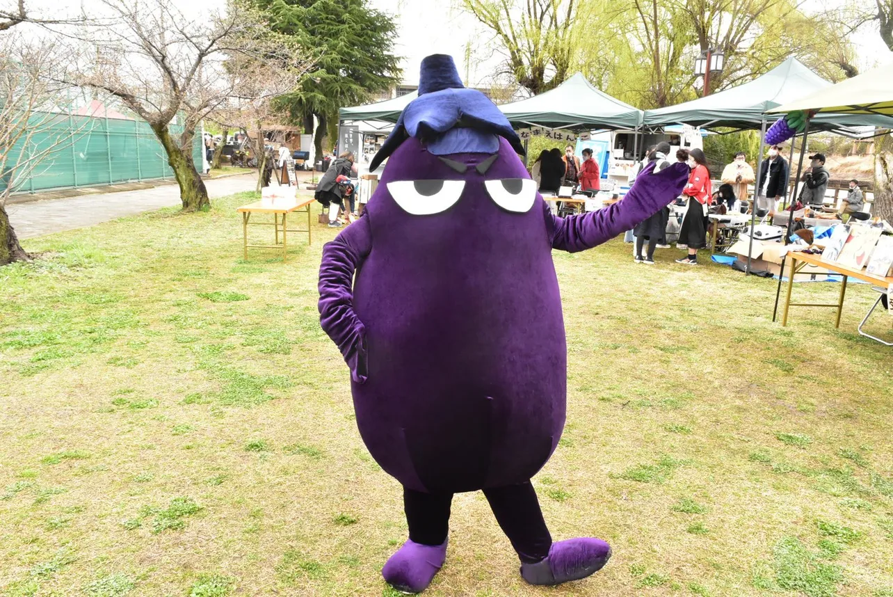 【写真】親しみやすい見た目のBNR公式ゆるキャラ・なすちゃん