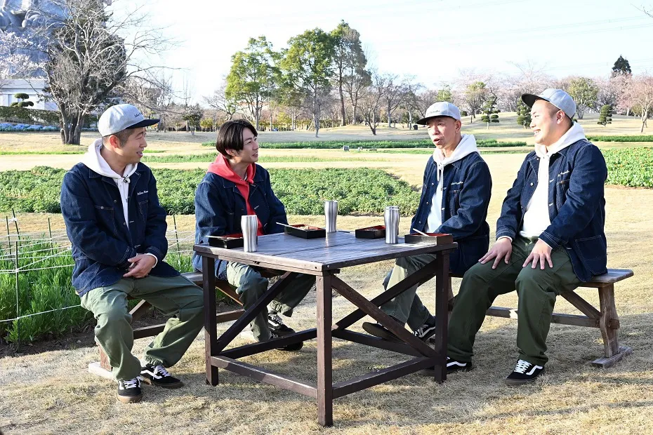 【写真】相葉雅紀、小峠英二らがうな丼を食べながら話をする仲良しショット
