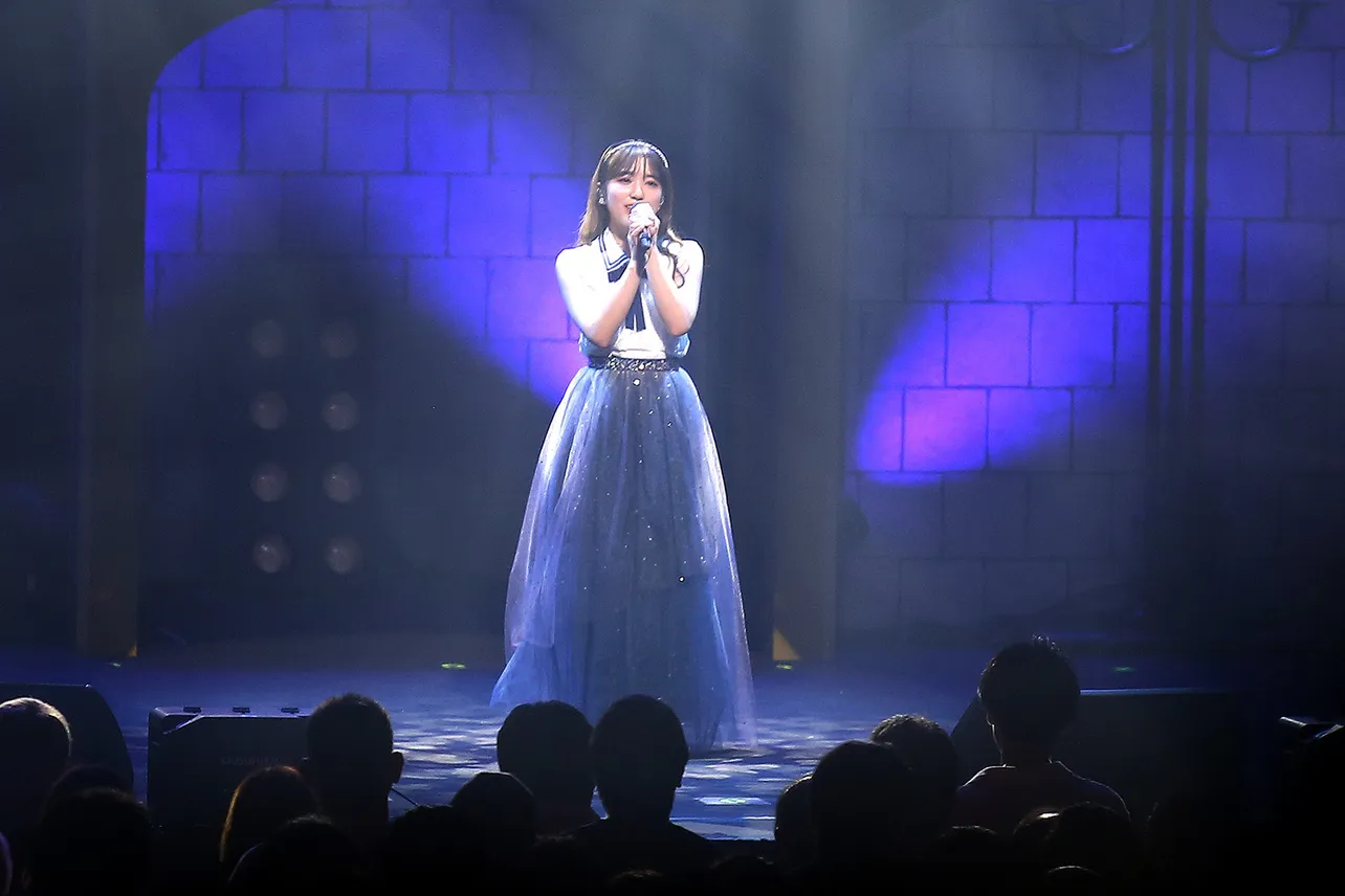 矢吹奈子が「月と水鏡」を梁瀬鈴雅のピアノ演奏で歌う