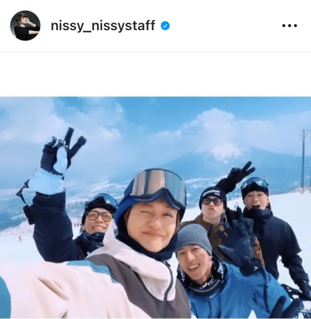 【写真】スキーウエア姿のNissyがTeamのみんなと自撮りでウインク