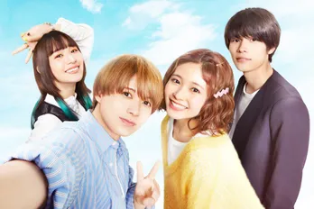 HiHi Jets井上瑞稀“ハル”と萩原利久“伊織”が、久間田琳加“楓”にW腕枕　映画「おとななじみ」場面写真7点が一挙解禁