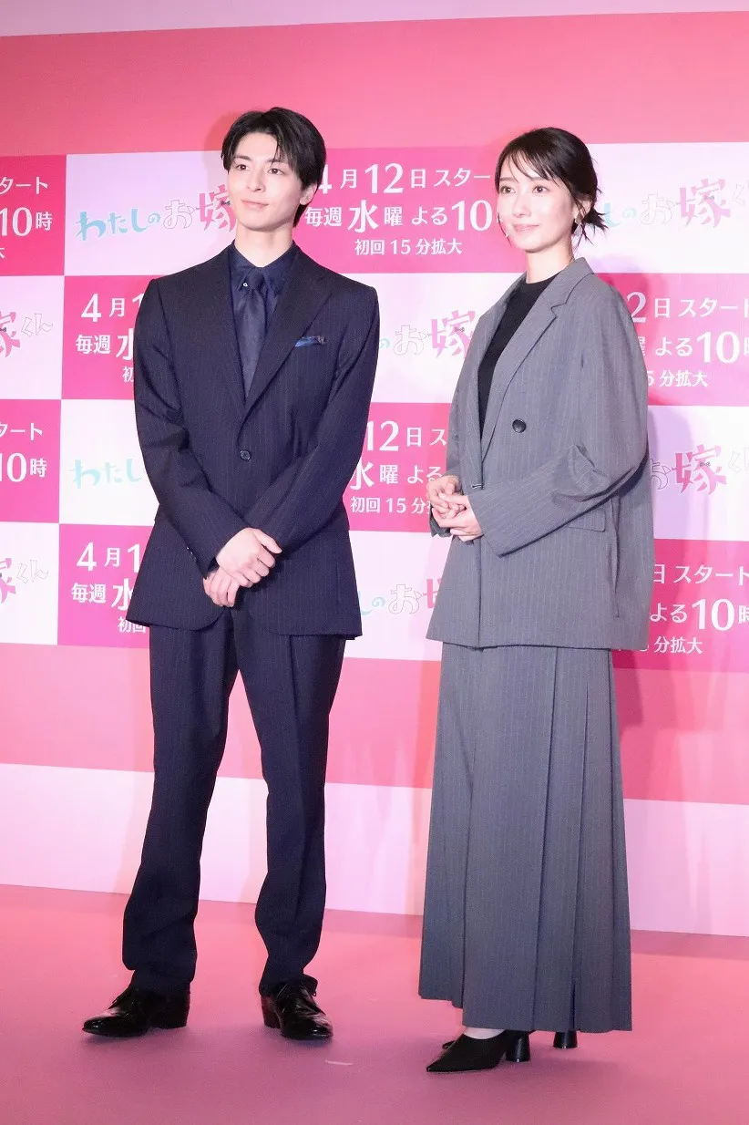 【写真】ジャケット×ロングスカートの波瑠＆スーツ姿の高杉真宙、全身ショット