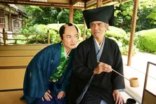 神木隆之介“小四郎”、実の父・佐藤浩市“一狐斎”の真意を探る…神木主演「大名倒産」のコミカルな場面写真が一挙解禁