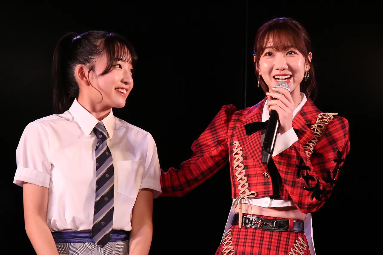 AKB48・柏木由紀(写真右)とグループ最年少となる14歳の山口結愛