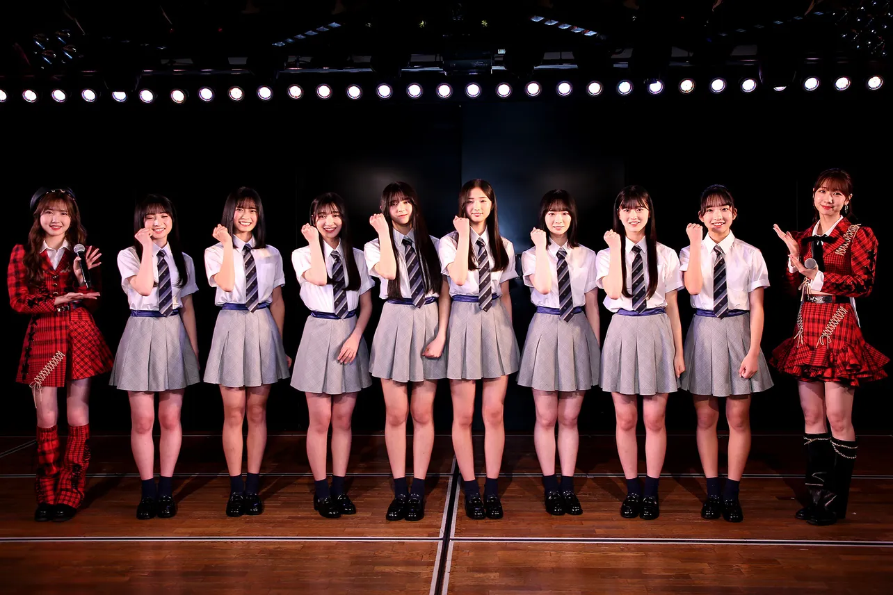 AKB48第18期生お披露目に本田仁美(写真左端)と柏木由紀(同右端)も参加