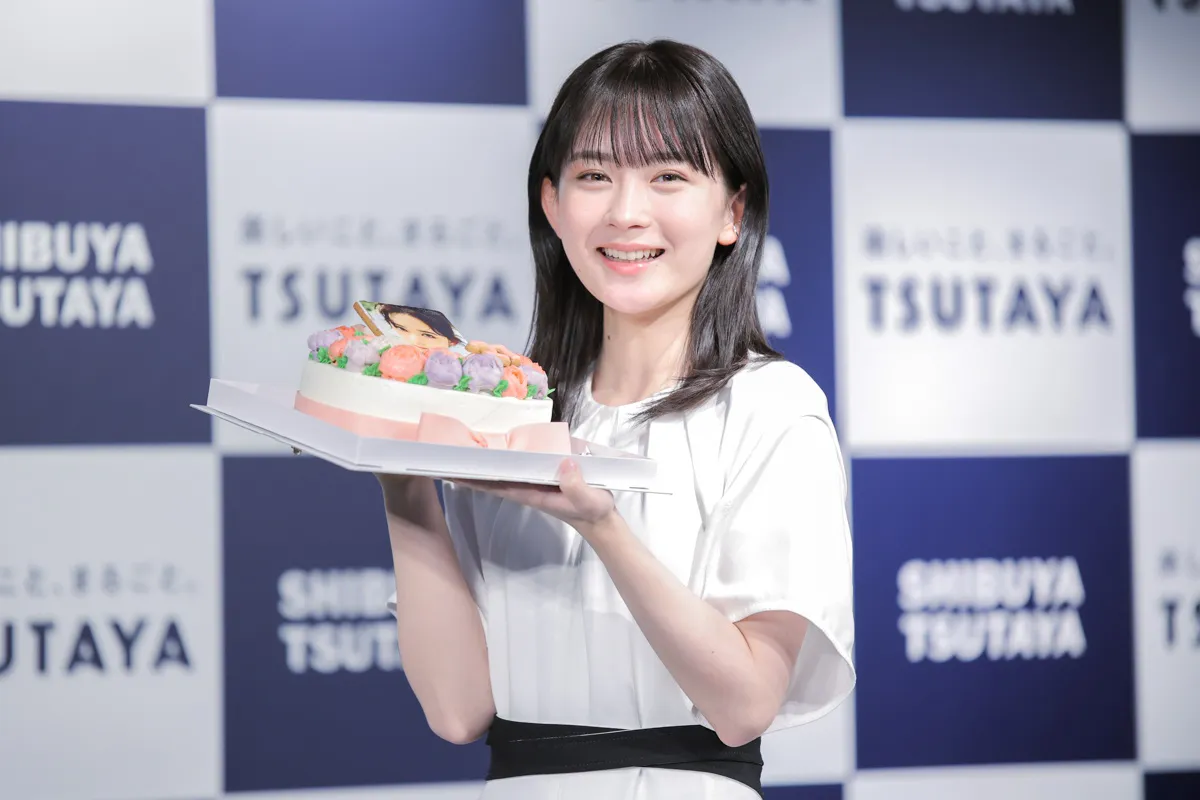 【写真】21歳の誕生日ケーキを手に笑顔を見せる畑芽育