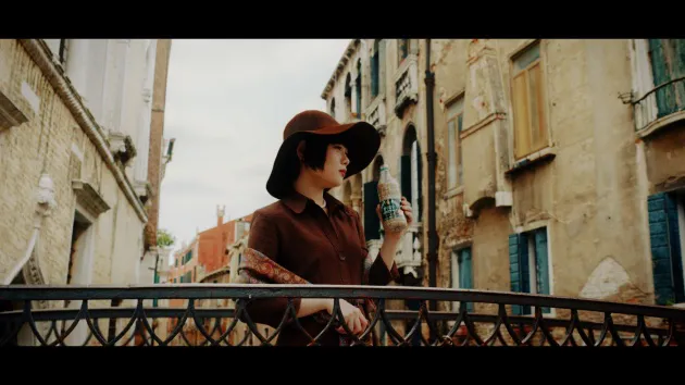 イタリアの街で撮影されたサントリー・クラフトボス 甘くないイタリアーノCM