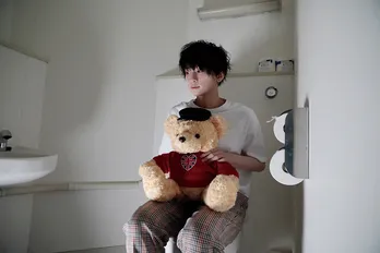 ＜ゲネプロ★7＞荒牧慶彦がテディベア抱えて何かを企む？可愛さと冷酷さのギャップ感じる場面写真を独占解禁