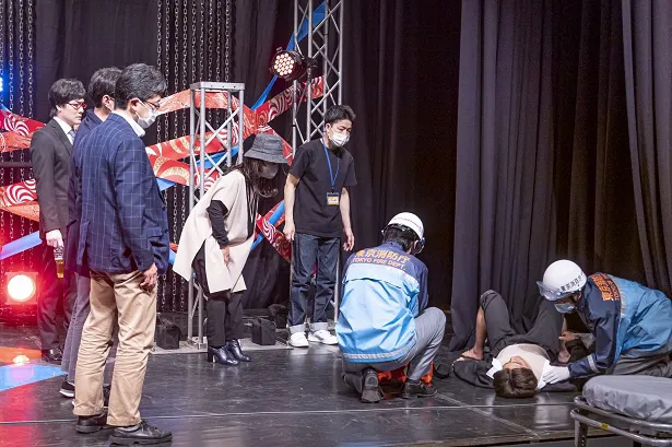 【写真】ステージ上で倒れる高橋海人“若林”＆ぼう然と見つめる森本慎太郎“山里”