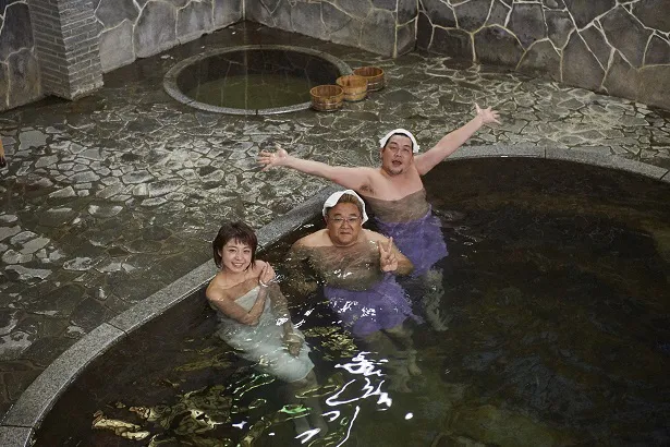 【写真を見る】日本一深い混浴の岩風呂に入る中村静香とサンドウィッチマン
