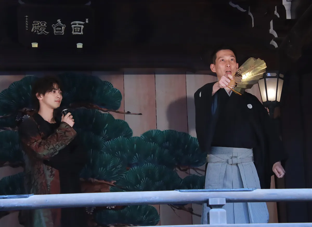 【写真】塩津圭介氏の舞を真剣な表情で食い入るように見る横浜流星