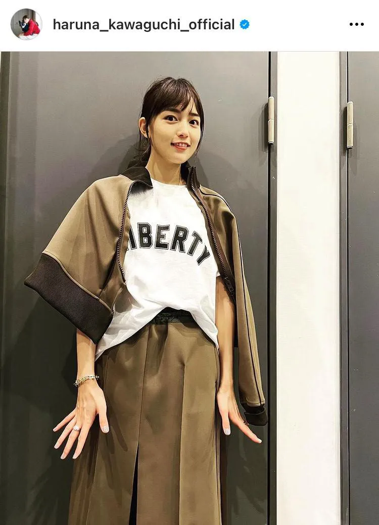 画像・写真 川口春奈、ラフなスウェット姿でみどりを満喫 自然体の姿に