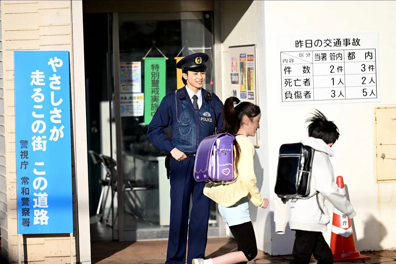 交番の巡査・植田明人を演じる草川拓弥(超特急)　日曜劇場「ラストマン－全盲の捜査官－」第1話より