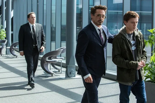 ロバート・ダウニーJr.(写真中央)は、トニー・スターク/アイアンマン役として今作が8度目の出演
