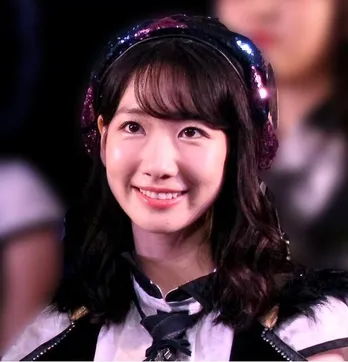 “現役の高校生にしか見えない”…柏木由紀、制服姿でスリムな美脚見せショットにファン悩殺「ハートを撃ち抜かれました」の声