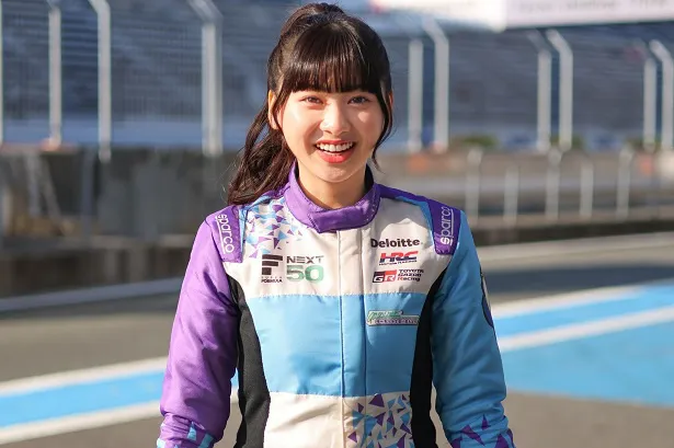 「SUPER FORMULA」新情報番組「サーキットで会いましょう」のMCを務める日向坂46の富田鈴花