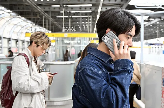 駅のホームで電車を待つ山田裕貴“直哉”と赤楚衛二“優斗”